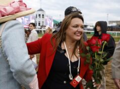 Kentucky Derby oferece audiência recorde para NBC e Peacock enquanto a treinadora Cherie DeVaux faz história LOUISVILLE, KENTUCKY - MAY 02: Cherie DeVaux trainer of Golden Tempo #19 celebrates after becoming the first female trainer to win the Kentucky Derby during the 152nd running of the Kentucky Derby at Churchill Downs on May 02, 2026 in Louisville, Kentucky. (Photo by Michael Reaves/Getty Images)