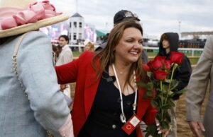 Kentucky Derby oferece audiência recorde para NBC e Peacock enquanto a treinadora Cherie DeVaux faz história LOUISVILLE, KENTUCKY - MAY 02: Cherie DeVaux trainer of Golden Tempo #19 celebrates after becoming the first female trainer to win the Kentucky Derby during the 152nd running of the Kentucky Derby at Churchill Downs on May 02, 2026 in Louisville, Kentucky. (Photo by Michael Reaves/Getty Images)