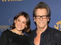 Kevin Bacon diz que foi atacado por abelhas enquanto caminhava com a filha Sosie Bacon: “Eles foram atrás de mim” Kevin Bacon diz que foi atacado por abelhas enquanto caminhava com a filha Sosie Bacon: “Eles foram atrás de mim”