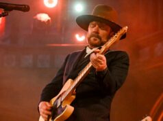 Kiefer Sutherland cancela turnê musical nos EUA após ‘vendas de ingressos muito baixas’ Dennis Rush (foto sentado) co-estrelou em