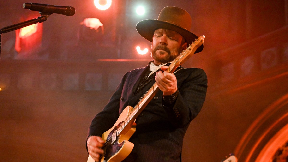 Dennis Rush (foto sentado) co-estrelou em
