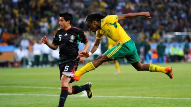 Kisah Legendaris: Gol Tshabalala e Suara Ikonik Peter Drury em Kisah Legendaris: Gol Tshabalala e Suara Ikonik Peter Drury em Piala Dunia 2010