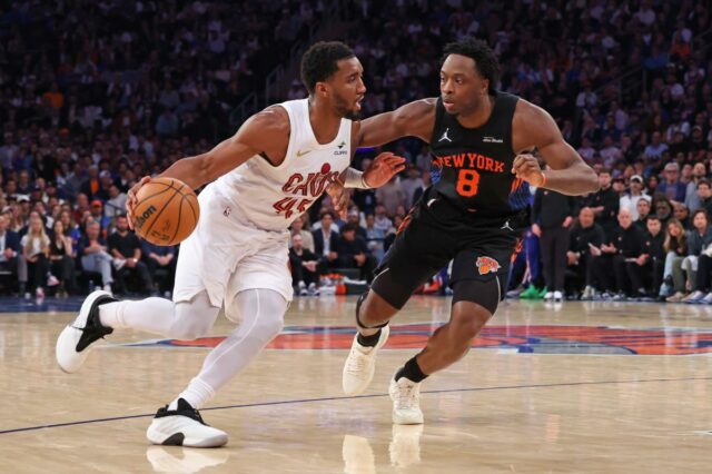 Knicks defende OG Anunoby depois que ele foi ‘roubado’ do O armador do Cleveland Cavaliers, Donovan Mitchell, dribla contra o atacante do New York Knicks, Og Anunoby.