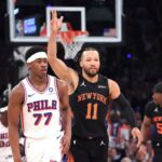 Jalen Brunson comemora acertar uma cesta de 3 pontos durante o jogo 2 contra o 76ers em 6 de maio de 2026.