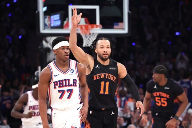 Jalen Brunson comemora acertar uma cesta de 3 pontos durante o jogo 2 contra o 76ers em 6 de maio de 2026.