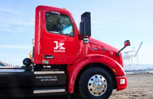 Kodiak AI levanta US$ 100 milhões com um grande desconto, fazendo com que suas ações caíssem 37% Cab of red Peterbilt semi truck