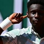 O francês Moise Kouame comemora sua vitória sobre o croata Marin Cilic durante a partida individual masculina no terceiro dia do torneio de tênis do Aberto da França na quadra Simonne-Mathieu em Roland-Garros