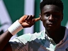 Kouame da França se torna o homem mais jovem a vencer uma partida de Grand Slam em 17 anos O francês Moise Kouame comemora sua vitória sobre o croata Marin Cilic durante a partida individual masculina no terceiro dia do torneio de tênis do Aberto da França na quadra Simonne-Mathieu em Roland-Garros