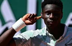 Kouame da França se torna o homem mais jovem a vencer uma partida de Grand Slam em 17 anos O francês Moise Kouame comemora sua vitória sobre o croata Marin Cilic durante a partida individual masculina no terceiro dia do torneio de tênis do Aberto da França na quadra Simonne-Mathieu em Roland-Garros