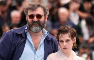 Kristen Stewart e elenco de ‘Full Phil’ recebem ovação animada de 5 minutos em Cannes, apesar da resposta mista à comédia absurda de Quentin Dupieux Kristen Stewart e elenco de 'Full Phil' recebem ovação animada de 5 minutos em Cannes, apesar da resposta mista à comédia absurda de Quentin Dupieux