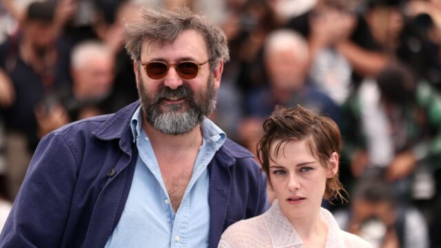 Kristen Stewart e elenco de 'Full Phil' recebem ovação animada de 5 minutos em Cannes, apesar da resposta mista à comédia absurda de Quentin Dupieux
