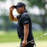 Kurt Kitayama agradecendo a torcida no 18º green durante a rodada final do PGA Championship.