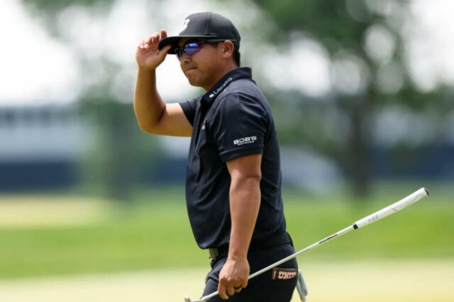 Kurt Kitayama agradecendo a torcida no 18º green durante a rodada final do PGA Championship.