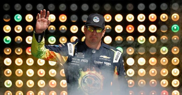 Kyle Busch homenageado durante a Indy 500 dias após sua Kyle Busch, da NASCAR, hospitalizado com família com doença grave, anuncia