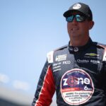 Kyle Busch, motorista do Chevrolet nº 7 da HendrickCars.com, observa durante os treinos para o NASCAR Craftsman Truck Series ECOSAVE 200 no Dover Motor Speedway em 15 de maio de 2026 em Dover, Delaware.