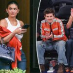 Kylie Jenner leva bolsa Birkin 'Knicks blue' de US $ 63 mil para o jogo dos playoffs com Timothée Chalamet