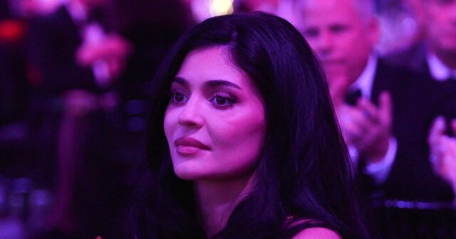 Kylie Jenner processada pela segunda governanta que diz ter entregado uma carta a Jenner implorando por ajuda
