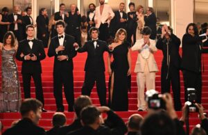 ‘La Bola Negra’, com Penélope Cruz, desencadeia guerra de licitações em vários estúdios após massivas ovações de pé de 16 minutos em Cannes (EXCLUSIVO) 'La Bola Negra', com Penélope Cruz, desencadeia guerra de licitações em vários estúdios após massivas ovações de pé de 16 minutos em Cannes (EXCLUSIVO)