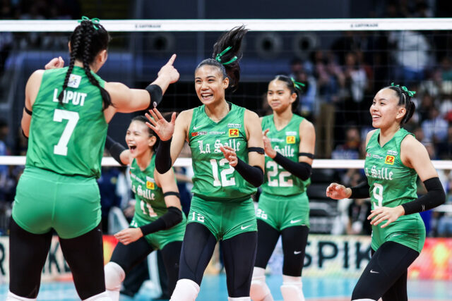 Angel Canino La Salle Lady Spikers comemora um ponto contra NU Lady Bulldogs no jogo 2 das finais de vôlei feminino da temporada 88 da UAAP. 