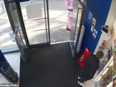 Ladrão de perfumes calmamente enfia frascos em sua bolsa – antes de ser preso momentos depois pela polícia que rastreou seus movimentos no CCTV Paul Michael Whitehead, 46, foi flagrado pela câmera roubando frascos de perfume com calma