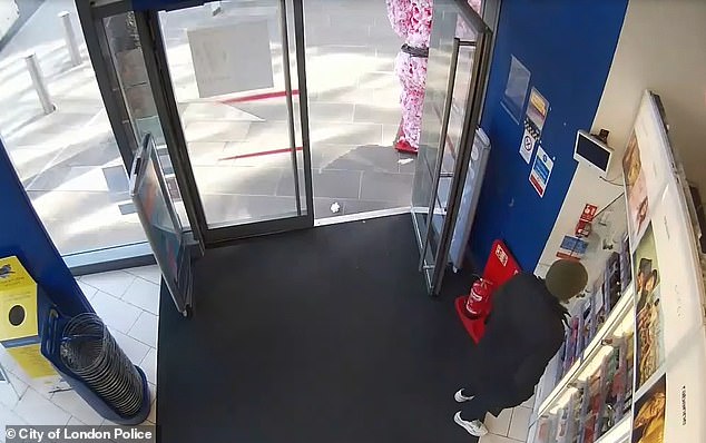 Ladrão de perfumes calmamente enfia frascos em sua bolsa – Paul Michael Whitehead, 46, foi flagrado pela câmera roubando frascos de perfume com calma