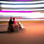 Ladrões de iPhone podem ganhar até US$ 800 a mais se roubarem dispositivos desbloqueados | Fotografia desfocada de duas pessoas andando de scooter
