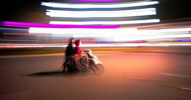 Ladrões de iPhone podem ganhar até US$ 800 a mais se roubarem dispositivos desbloqueados | Fotografia desfocada de duas pessoas andando de scooter