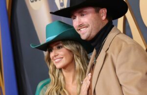 Lainey Wilson se casa com Devlin ‘Duck’ Hodges perto de uma cachoeira depois de sobreviver à tempestade de diligência Lainey Wilson se casa com Devlin 'Duck' Hodges perto de uma cachoeira depois de sobreviver à tempestade de diligência