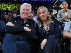 Lakers contrata Rohan Ramadas como assistente de GM Jerry West e Jeanie Buss em um jogo do Los Angeles Lakers.