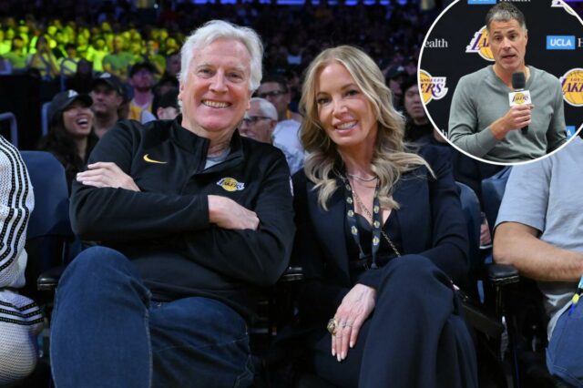 Lakers contrata Rohan Ramadas como assistente de GM Jerry West e Jeanie Buss em um jogo do Los Angeles Lakers.