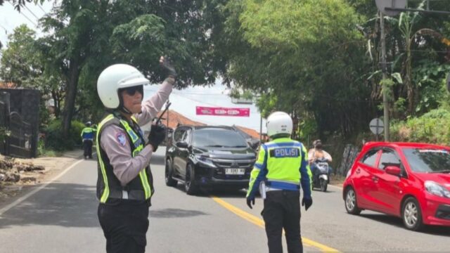 Lalu Lintas Padat saat Libur Panjang, Polisi Berlakukan Skema One Way di Jalur Wisata Lembang
