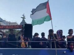 Lamine Yamal agita bandeira da Palestina enquanto Barcelona comemora vitórias na La Liga Lamine Yamal agita bandeira da Palestina enquanto Barcelona comemora vitórias na La Liga