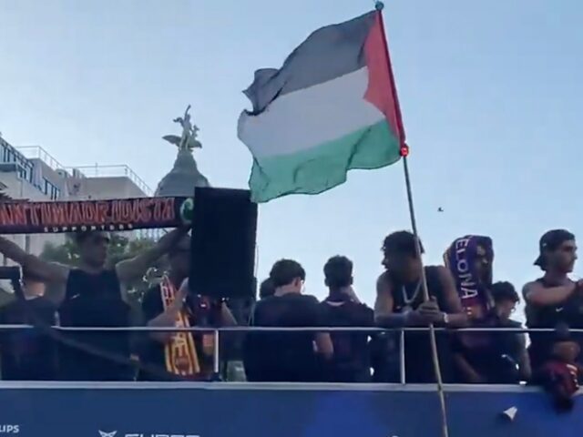 Lamine Yamal agita bandeira da Palestina enquanto Barcelona comemora vitórias na La Liga

