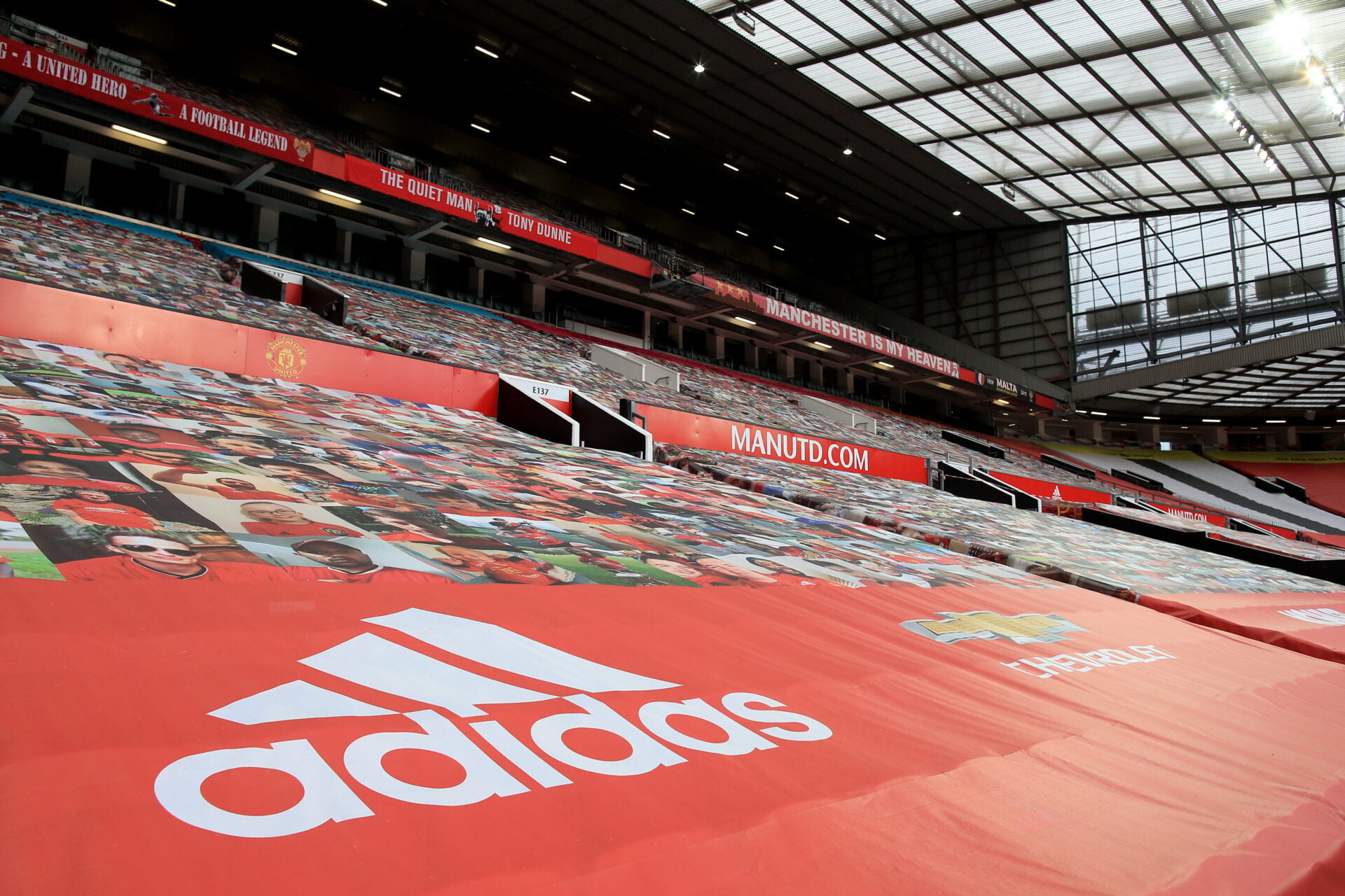 Lançado kit doméstico, mais três a caminho: o que o lançamento da Adidas nos diz sobre as finanças do Man United