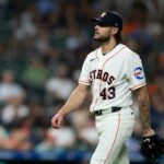 lançando para o Houston Astros.