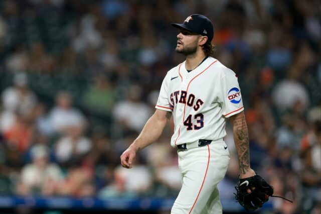 lançando para o Houston Astros.