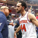 Landry Shamet comemora com o grande John Starks dos Knicks após a vitória por 121-108 no jogo 3 sobre os Cavaliers em 23 de maio de 2026 em Cleveland.