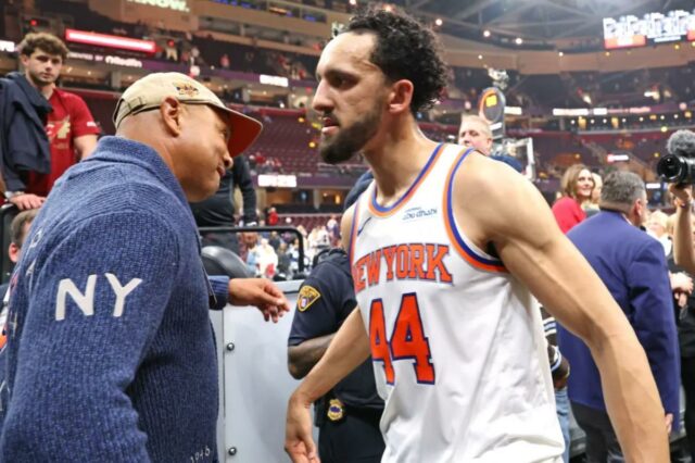 Landry Shamet comemora com o grande John Starks dos Knicks após a vitória por 121-108 no jogo 3 sobre os Cavaliers em 23 de maio de 2026 em Cleveland.