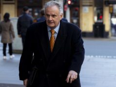 Latham evita lavar roupa suja no tribunal quando a alegação de abuso do ex é retirada As acusações seguem uma saga legal que começou em julho, quando Matthews alegou um