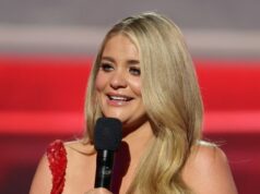 Lauren Alaina começa a chorar durante o poderoso discurso sobre saúde mental da ACM Chegada de destaque no Red Carpet Academy of Country Music Awards ACMs 2026
