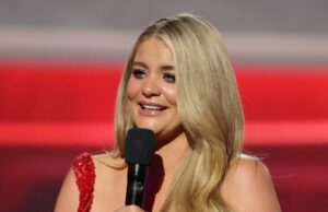 Lauren Alaina começa a chorar durante o poderoso discurso sobre saúde mental da ACM Chegada de destaque no Red Carpet Academy of Country Music Awards ACMs 2026