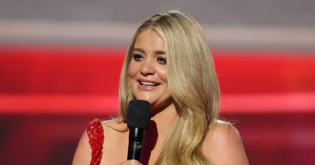Chegada de destaque no Red Carpet Academy of Country Music Awards ACMs 2026