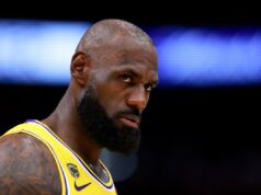 LeBron James sentiu-se ‘considerado garantido’ pela decisão de Rob Pelinka: relatório LeBron James #23 of the Los Angeles Lakers looks on.