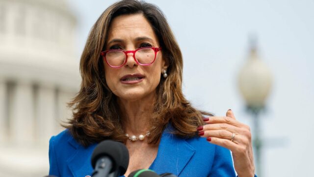 Legislação revisada 'NO FAKES' que proíbe abusos de IA reintroduzida Legislação revisada 'NO FAKES' que proíbe abusos de IA reintroduzida no Congresso