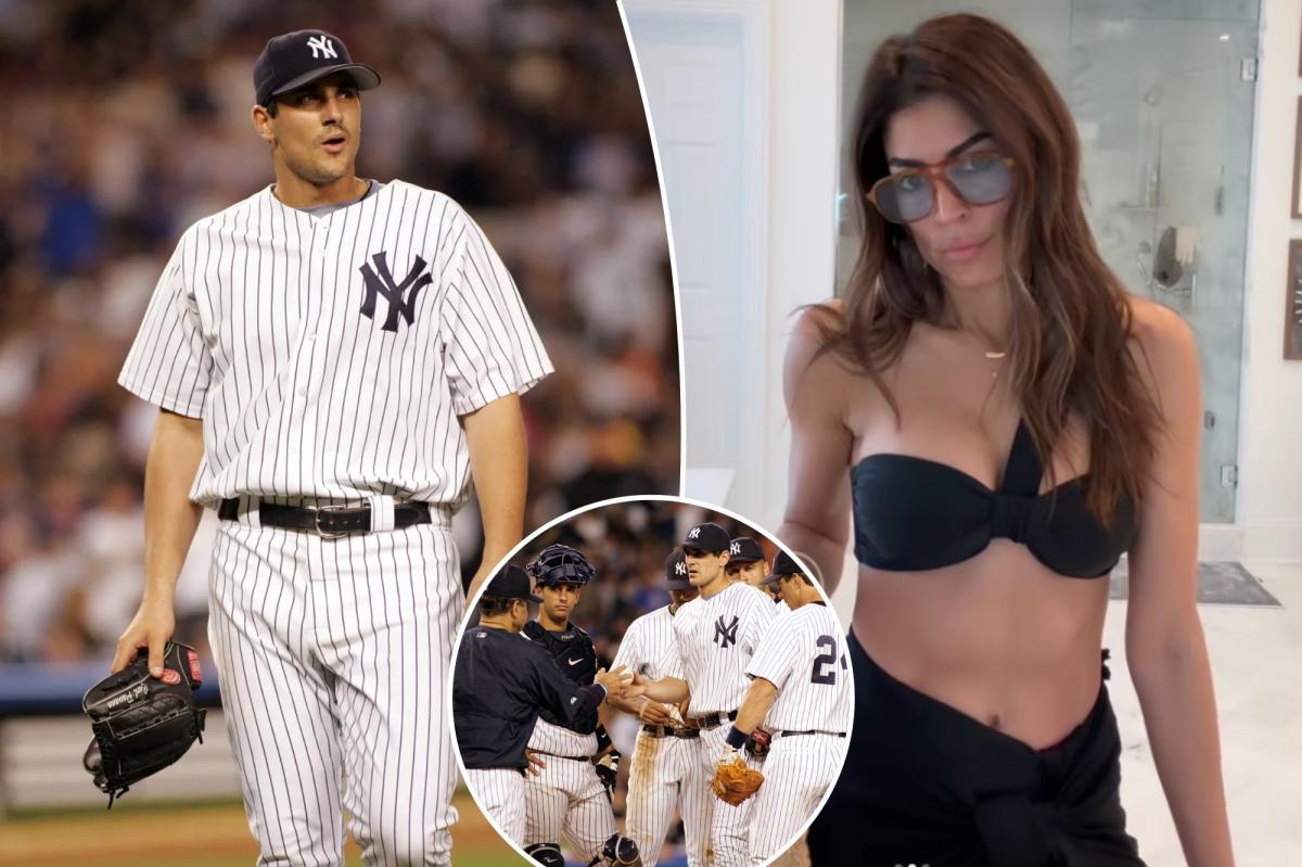 O arremessador titular do Yankees, Carl Pavano, sai do monte depois de ser retirado do jogo na 6ª entrada.