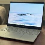 o lenovo chromebook plus 14 em uma mesa