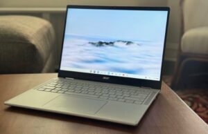 Lenovo e Acer estão aumentando discretamente os preços dos Chromebooks premium em até US$ 250 o lenovo chromebook plus 14 em uma mesa