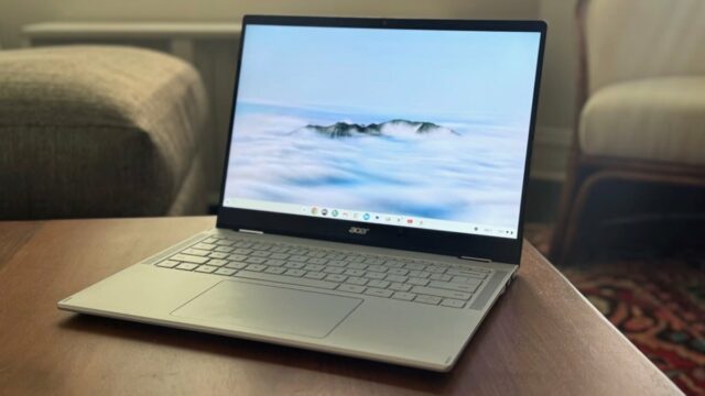 o lenovo chromebook plus 14 em uma mesa