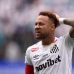 Lesão de Neymar ameaça Copa do Mundo do atacante brasileiro, pois exames necessários na panturrilha