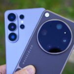 Pessoa segurando o Samsung Galaxy S26 com ícones flutuantes para estabilização, modo noturno e IA